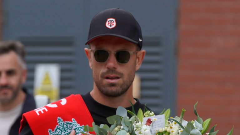V Liverpoolu se po smrti Diogo Joty a jeho bratra Andre ve Španělsku odehrává vigilie. 