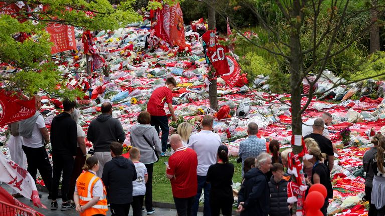 Fanoušci platí své úcty mimo stadion Anfield stadion v den pohřbu Liverpoolu fotbalového hráče Diogo Jota v Portugalsku v Liverpoolu, 