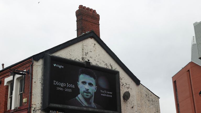 Rada zobrazuje obrázek fotbalového hráče Liverpoolu Diogo Jota jako poctu v den jeho pohřbu v Portugalsku, mimo stadion Anfield 