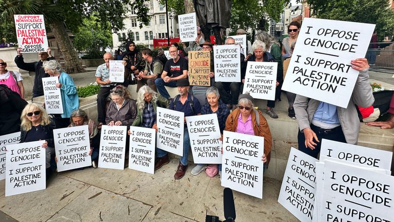 Protestující se shromáždili na náměstí parlamentu