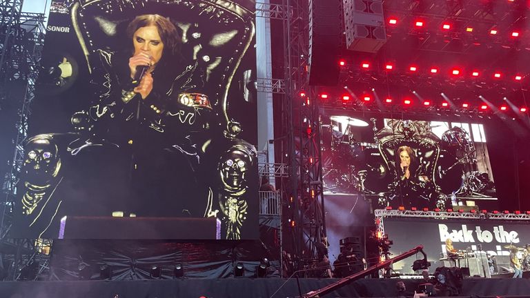 Ozzy Osbourne zpívá, zatímco sedí na černém trůnu