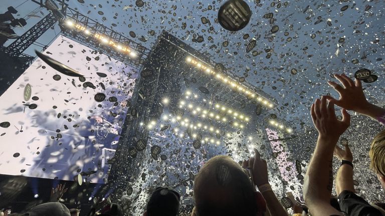Během show pršelo konfety na fanoušky