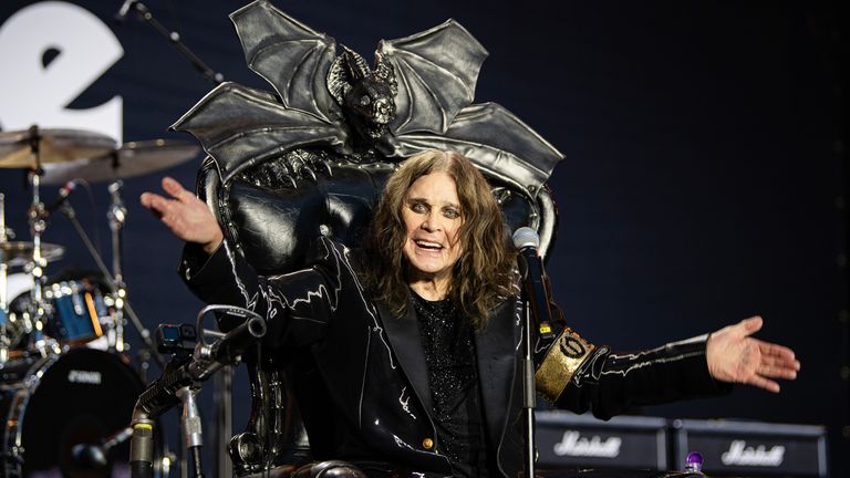 Ozzy měl na sobě lesklou černou bundu a zlatý náramek nesoucí jeho jméno. Pic: Ross Halfin