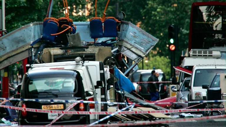 Trosky dvojitého polužebního autobusu po výbuchu na náměstí Tavistock. Pic: Pa 