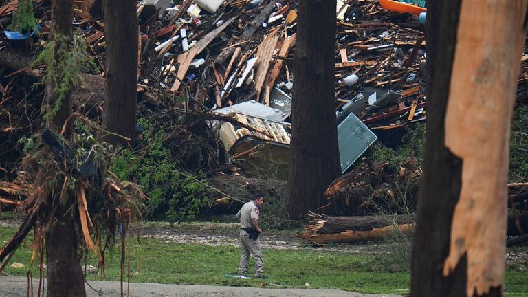 Úředníci vybírají břehy řeky Guadalupe v Hunt v Texasu. Pic: Ap/Julio Cortez