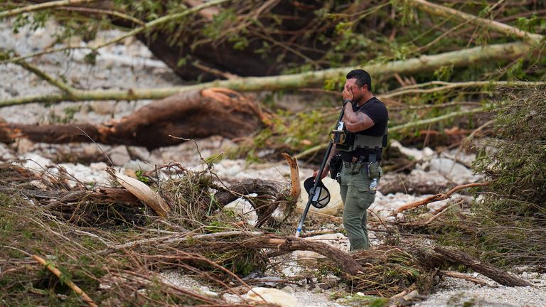 Zástupce šerifa při hledání chybějících v Hunt, Texas.PIC: AP/Julio Cortez