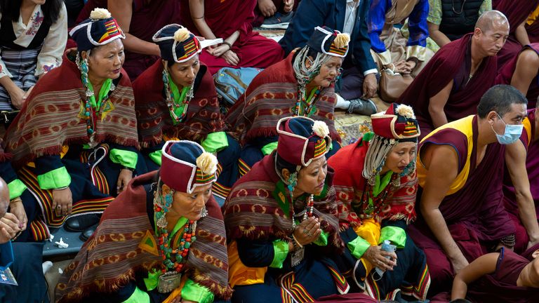 Oddaní sledují tibetský duchovní vůdce Dalajlámu na televizní obrazovce na akci v sobotu. Pic: Ap/Ashwini Bhatia