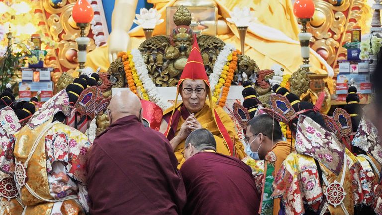 Tibetské vyhnanství se modlily za dlouhověkost Dalajlámy, den před jeho 90. narozeniny. Pic: Ap/Ashwini Bhatia