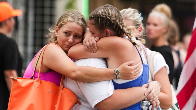 Táborníci z Camp Waldemar objetí po příjezdu do oblasti sjednocení. Obrázek: Jason Fochtman/Houston Chronicle přes AP