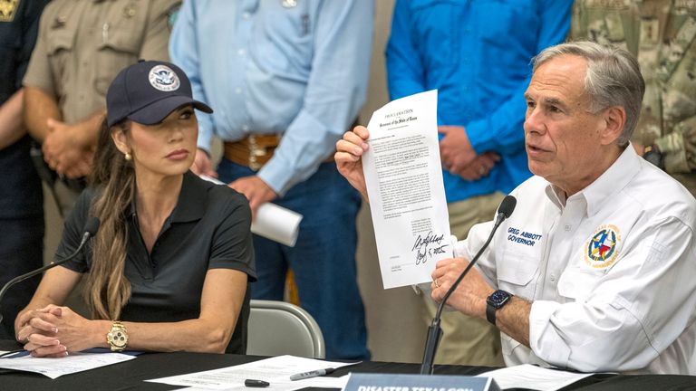 Ministr vnitřní bezpečnosti Kristi Noem a Texas Gov. Greg Abbott předvádějí briefing o bleskových povodních v Texasu. Pic: Ap