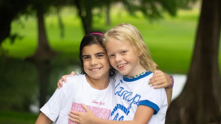 Lila Bonner (L), 9, a Eloise Peck, 9, oba zemřeli při bleskových povodních v Camp Mystic v Texasu. Pic: Rodinný leták