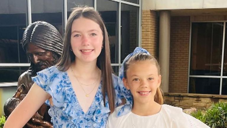 Blair, 13, a Brooke Harber, 11. Obrázek: Rodinný leták