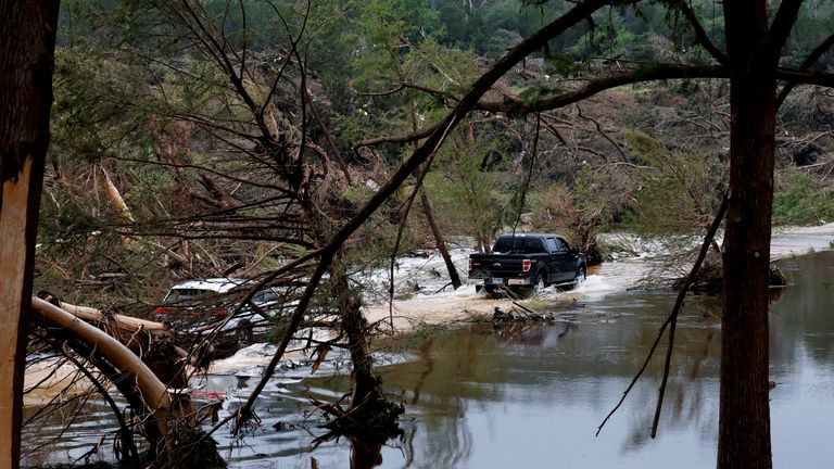 Vozidla jezdí po zaplavené silnici po bleskových záplavách v Hunt v Texasu. Pic: Reuters/Marco Bello