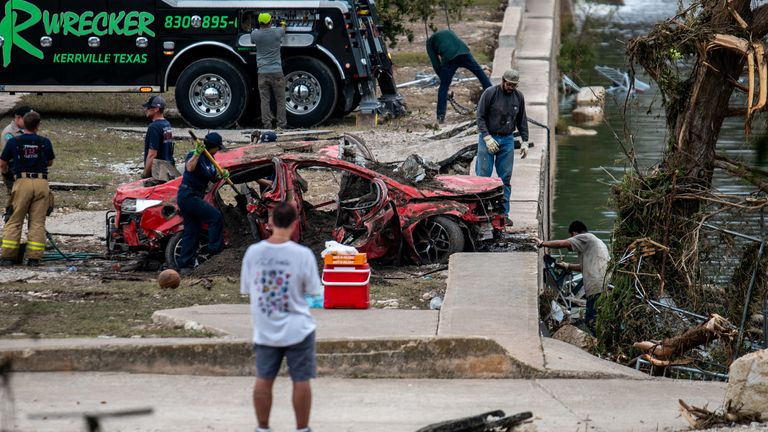Po smrtelných záplavách v Kerrville v Texasu vytáhlo vozidlo z vody. Pic: Reuters/Sergio Flores
