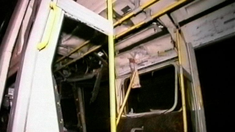 Poškozený podzemní vlak po výbuchu bomby 7. července 2005. File Pic: Reuters
