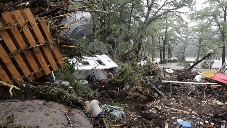 Po zaplavení v Ingramu v Texasu se po záplavách v Ingramu v Texasu odvarují poškozená vozidla a trosky. Pic: Ap