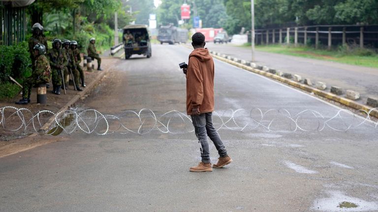 Keňa proti nepokojům policejní barikádové silnice do budov parlamentu s žiletkou v Nairobi v Keni, pondělí 7. července 2025. AP Photo