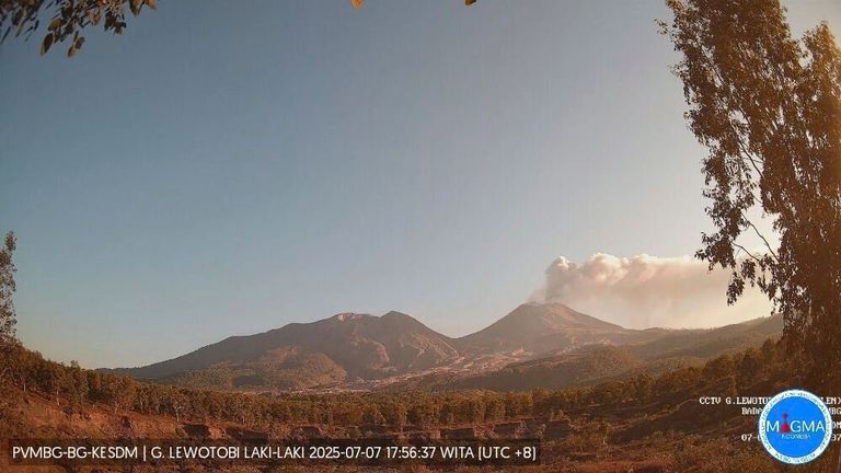 Indonésie's Mount Lewobi Laki-Laki Volcano vybuchne znovu ** Příběh dostupný, Kontaktní dodavatel ** Kde: Mount Lewobi Laki-Laki, Flores, Indonésie, Indonésie, Indonésie, pouze: 07. července 2025 Kredit: Centrum pro sopečnou a geologické riziko, zmírnění Indonésie/krycí obrazy pouze ** editoriální použití. Materiály pouze ve spojení s redakčním příběhem. Použití těchto materiálů pro reklamu, marketing nebo jakýkoli jiný komerční účely je přísně zakázáno. Materiál Copyright zůstává s uvedeným dodavatelem. ** (Obrázky prostřednictvím AP obrázků)