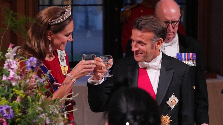 Emmanuel Macron a Kate, princezna z Walesu, sdílejí přípitek. Pic: Pa