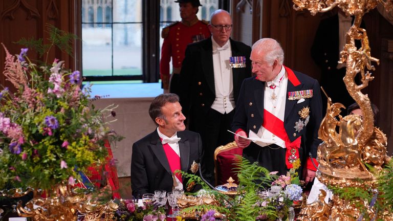 Král Charles se podívá na Emmanuela Macrona na státní banketu na hradě Windsor