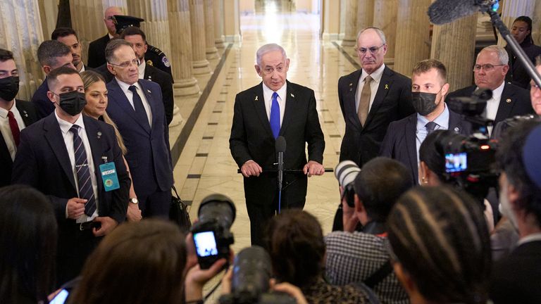 Izraelský premiér Benjamin Netanyahu hovoří s médii, úterý 8. července 2025, na kopci Capitol ve Washingtonu. (AP Photo/Jacquelyn Martin)