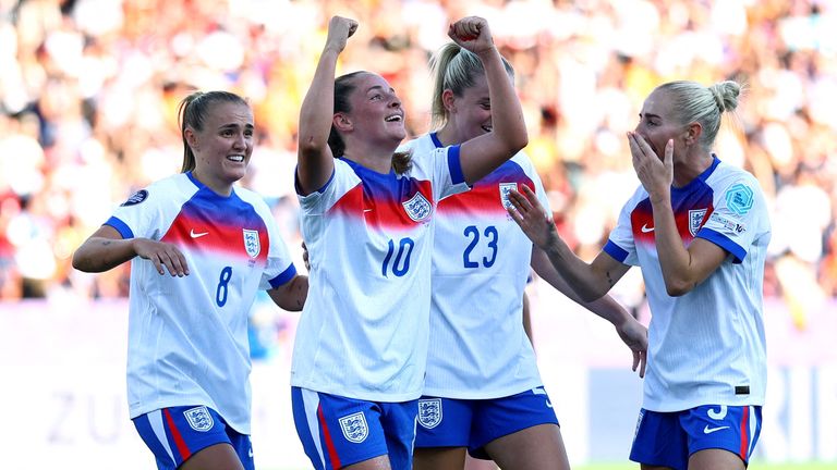 Ella Toone slaví bodování čtvrtého gólu Anglie s Alessia Russo, Georgia Stanway a Alex Greenwood.  Pic: Reuters