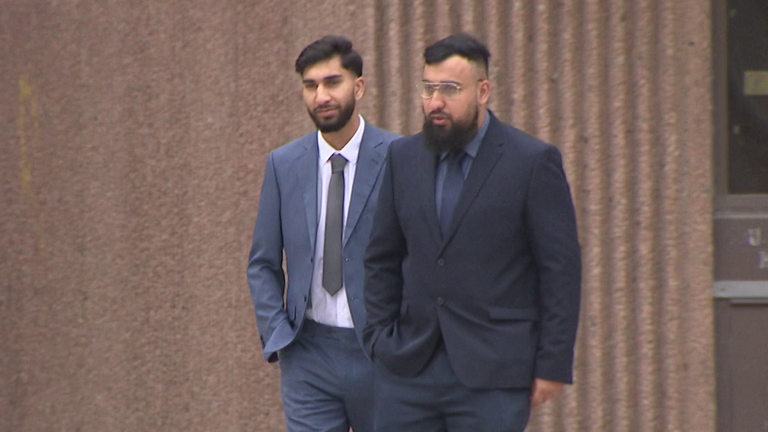 Mohammed Fahir Amaaz (vlevo) a Muhammad Amaad (vpravo) mimo Liverpool Crown Court
