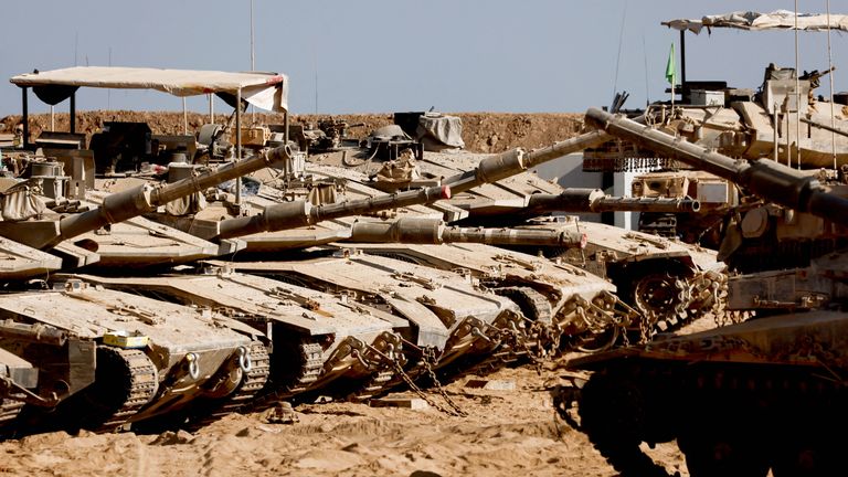 Izraelská vojenská vozidla stojí poblíž hranice Izrael-Gaza v Izraeli.  Pic: Reuters