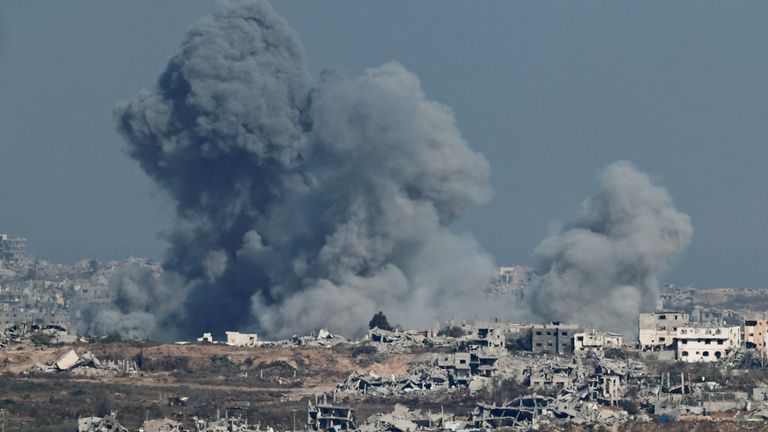 Po explozi stoupá kouř v Gaze, jak je vidět z izraelské strany hranice Izrael-Gaza.  Pic: Reuters