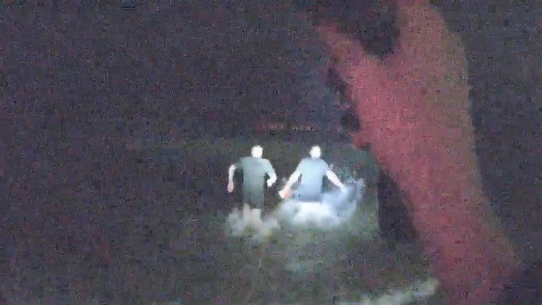 Záběry seržanta Craiga Leese a seržanta Matthewe hledajícího zachránění ženy z moře v Brightonu. Pic: Sussex Police