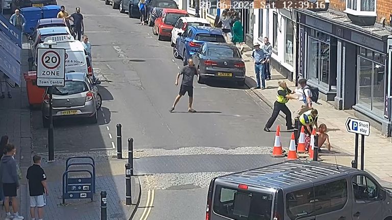 CCTV Image PC Nicola Crabbe z policie Wiltshire, která se zabývala bojem v Devize. Pic: Wiltshire Police