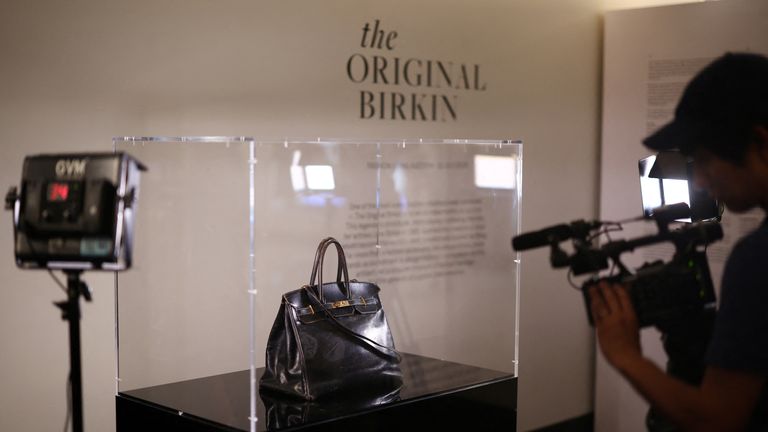 Kameraman filmuje původní Birkin, kabelku vytvořenou francouzským luxusním módním domem Hermes pro umělce Jane Birkin. Pic: Reuters