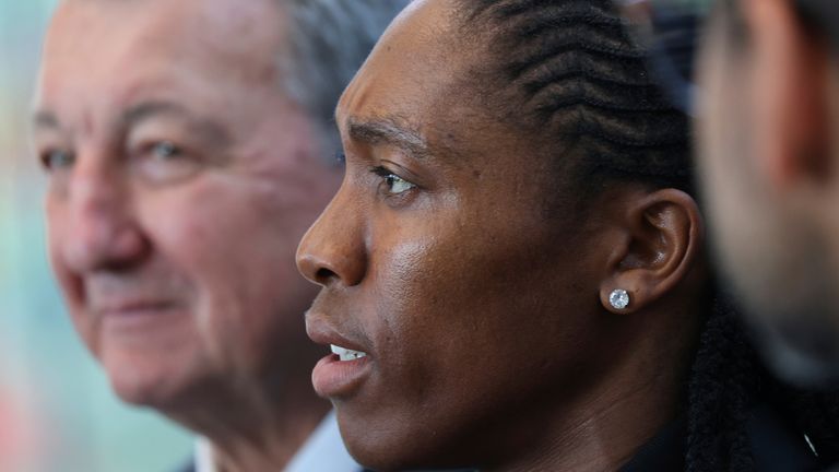 Caster Semenya s právníkem Gregorym Nottem odešel poté, co získala částečné vítězství u Evropského soudu pro lidská práva.  Pic: Ap