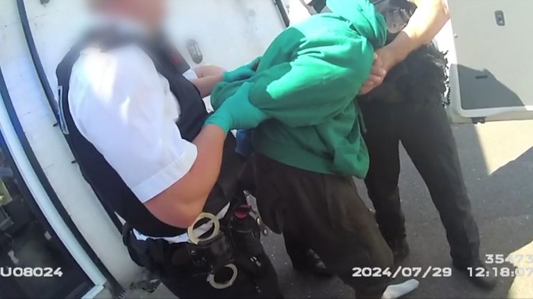 Záběry z kamery nosí na těle ukazují okamžik, kdy byl Axel Rudakubana zatčen