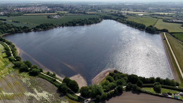Obecný pohled na Ardsley Reservoir poblíž Wakefieldu ve West Yorkshire s nízkou hladinou vody. Kraj je nejnovější na severu Eng