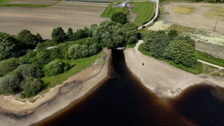 Obecný pohled na Ardsley Reservoir poblíž Wakefieldu ve West Yorkshire s nízkou hladinou vody. Kraj je nejnovější na severu Eng