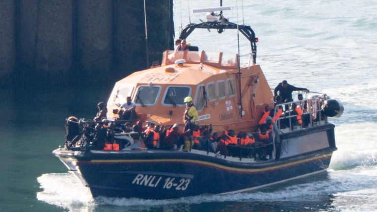 Skupina lidí, kteří se domnívali, že jsou migranti, jsou přivedeny do Doveru v Kentu.  Pic: Pa