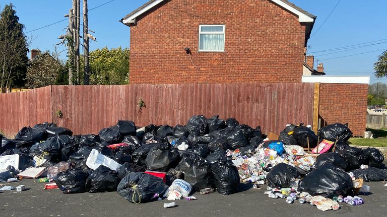 SN obrázky z 10/04/25 Tyseley Lane, Tyseley, Birmingham ukazující nějaké hromady odpadků kvůli úderům na bin