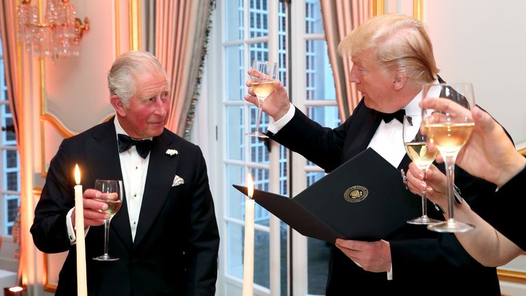 Král a pan Trump zvedli přípitek v roce 2019. Obrázek: Reuters