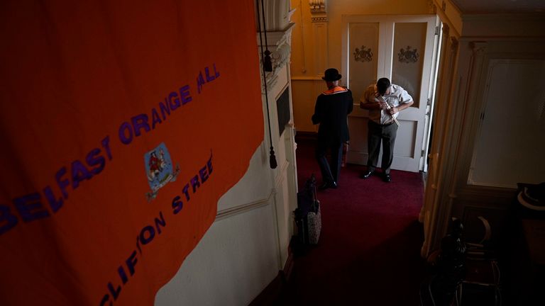 Členové Orange Order se shromažďují v Clifton Street Orange Hall v Belfastu před dvanáctým červencem, část tradičního dvace