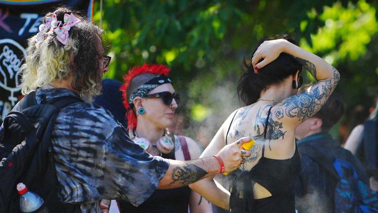 Lidé si během festivalu Bristol Pride nasadili sluneční krém. Pic: Pa 
