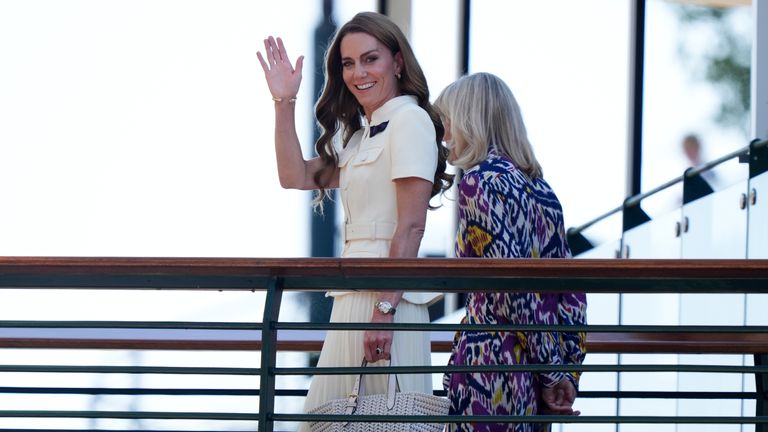 Princezna z Walesu s předsedou AELTC Deborah Jevans při svém příjezdu do All England Lawn Tenis a Croquet Club v Londýně. Datum obrázku: 