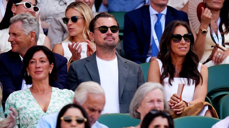 Leonardo DiCaprio sledoval Taylor Fritz a Carlos Alcaraz během semifinále singlů pánů v den dvanácti z roku 2025 Wimbl