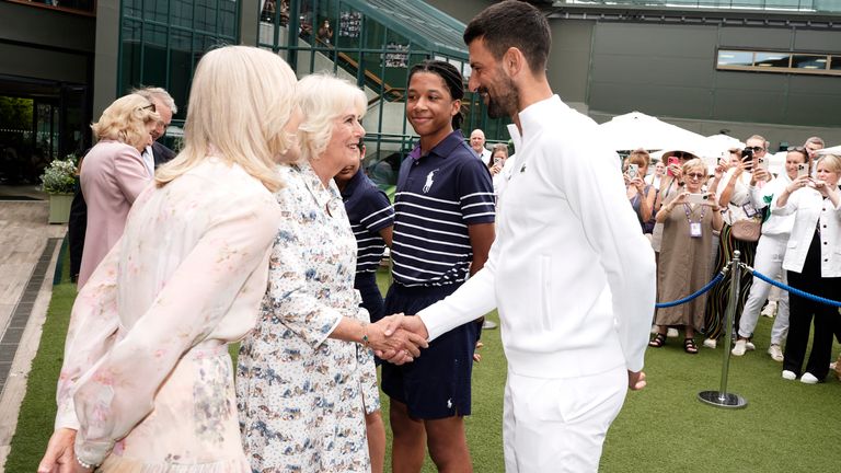 Queen Camilla mluví s Novakem Djokovicem.  Pic: Pa