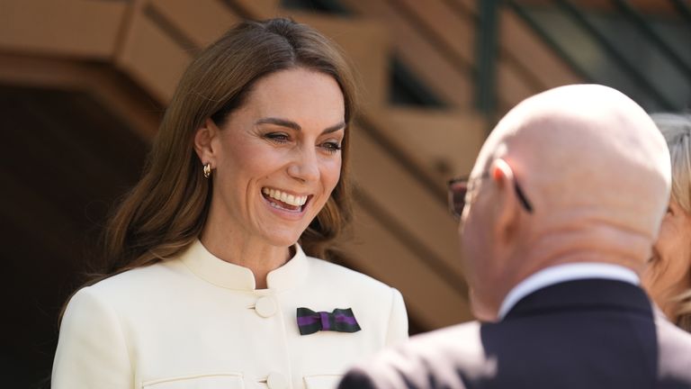 Princezna z Walesu se setkává s Bobem Flint, Wimbledonův nejdelší sloužící čestný správce, když dorazí k účasti na dámském finále singlů