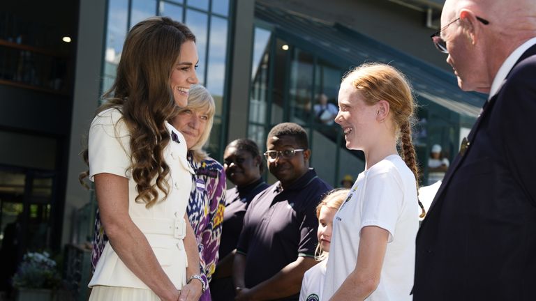 Princezna z Walesu se setkává Sophie Kneen, když dorazí k účasti na dámských singlech finále v den třináct z roku 2025 Wimbledon Champion