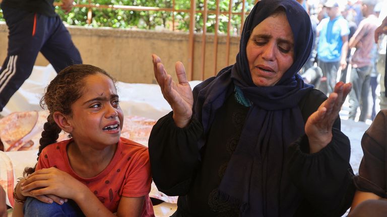 Somia Alshaar, na obrázku s její dcerou, říká, že její syn byl zastřelen mrtvý. Pic: Reuters