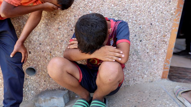 Chlapci pláčou po incidentu poblíž centra pomoci Rafah. Pic: Reuters