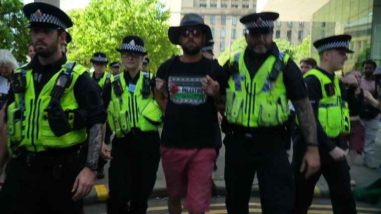 Policie vedla protestujícího pryč v Manchesteru
