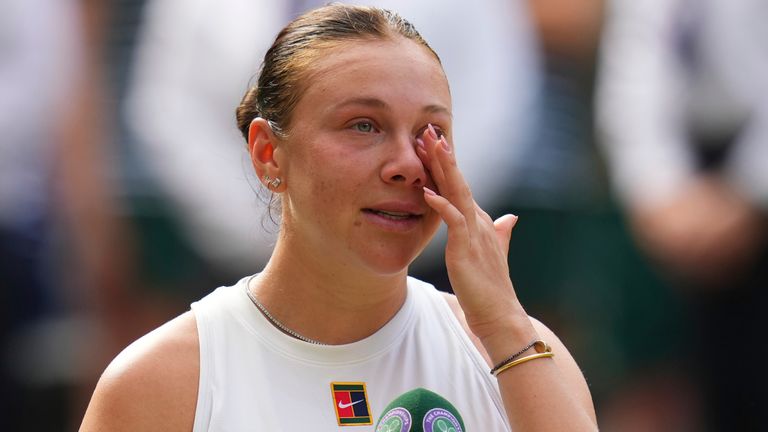 Amanda Anisimova z USA reaguje poté, co ztratila poslední zápas ženských singlů proti Iga Swiatek z Polska na mistrovstvích Wimbledon Tennis v Londýně, sobotu 12. července 2025. (AP Photo/Kirsty Wigglesworth)